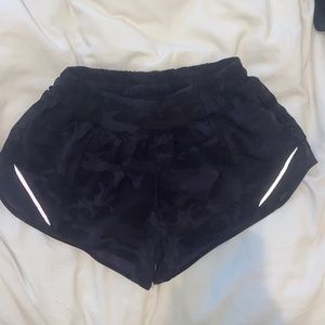 lululemon black CAMO hotty hot shorts! size 6!